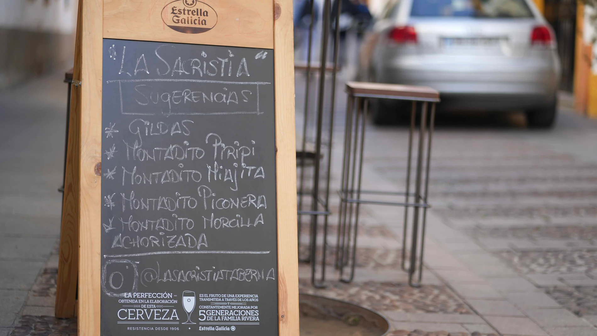 GRAFAND5891. CÓRDOBA, 16/01/2025.- Tablónde la taberna La Sacristía en la calle Moriscos de Córdoba que, según la organización de consumidores Facua, es el establecimiento cordobés donde se investiga que pudo producirse la intoxicación alimentaria que ha afectado a 44 personas tras la celebración de dos eventos el mismo día, un almuerzo y una cena, en el que se sirvieron los montaditos de pringá, que pueden ser el origen de la intoxicación. EFE / Rafa Alcaide