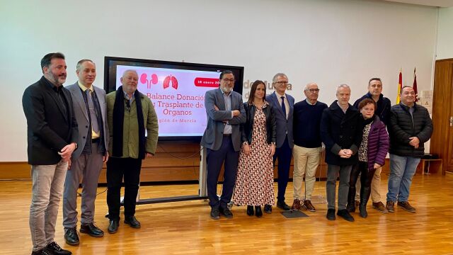 El consejero de Salud, Juan José Pedreño, y el coordinador regional de trasplantes, Ricardo Robles, presentaron hoy el análisis anual de datos ofrecido por la Organización Nacional de Trasplantes , acompañados de asociaciones de pacientes