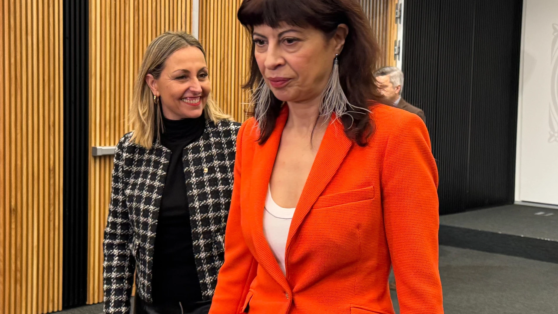 La ministra de Igualdad, Ana Redondo (d) y la consellera de Igualdad y Feminismo, Eva Menor (i). EUROPA PRESS 16/01/2025