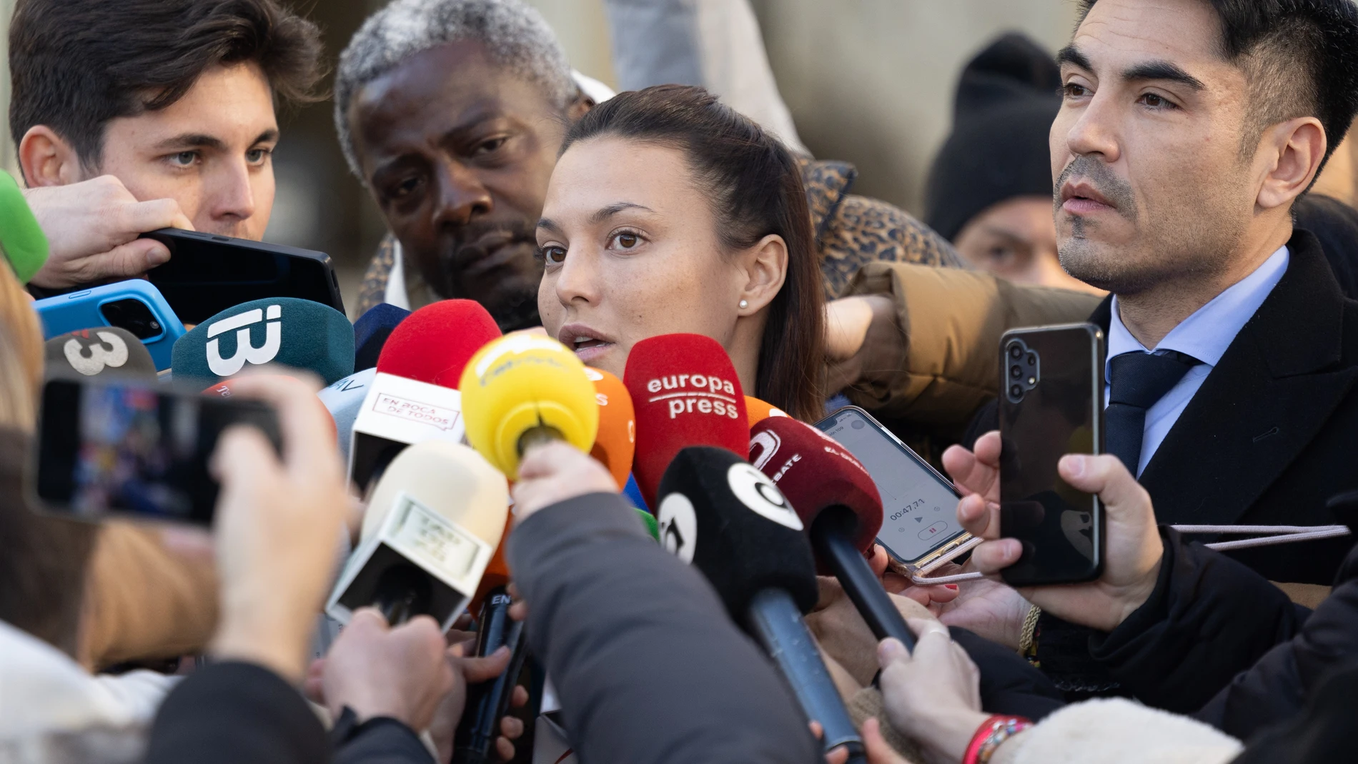 La actriz Elisa Mouliaá ofrece declaraciones a los medios a su salida de declarar en los juzgados de Plaza de Castilla, junto a su abogado, Alfredo Arrién, a 16 de enero de 2025, en Madrid (España). El juez que investiga al exportavoz parlamentario de Sumar Íñigo Errejón por un presunto delito de agresión sexual le toma declaración como investigado, y a la actriz Elisa Mouliaá como denunciante. Los hechos denunciados por Mouliaá fueron en septiembre de 2021. 16 ENERO 2025 Eduardo Parra / Eu...