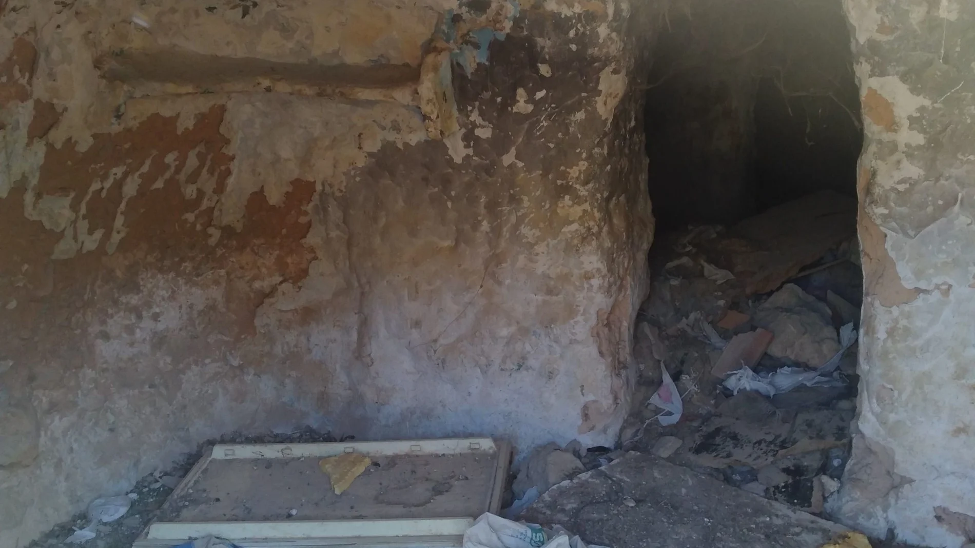 Las Casas cueva acumulan basura por su estado de abandono