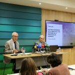 El director del IVIE, Francisco Pérez (izda) y el director adjunto, Joaquín Maudos, durante la rueda de prensa