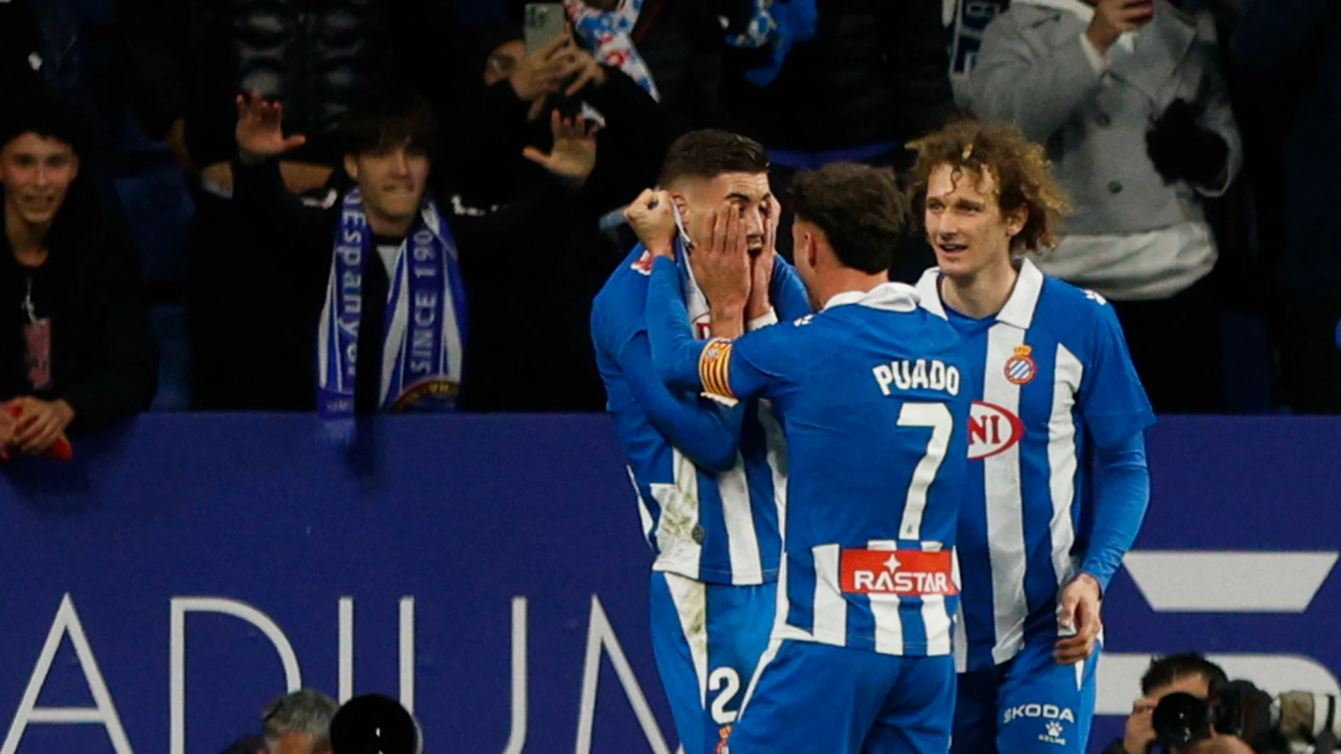 CORNELLÁ-EL PRAT (BARCELONA), 17/01/2025.- El delantero del Espanyol Roberto Fernández (i) celebra con Javi Puado (c) y Alex Král tras marcar el segundo gol ante el Valladolid, durante el partido de LaLiga EA Sports disputado este viernes en el RCDE Stadium de Cornellà, en Barcelona. EFE/Quique García