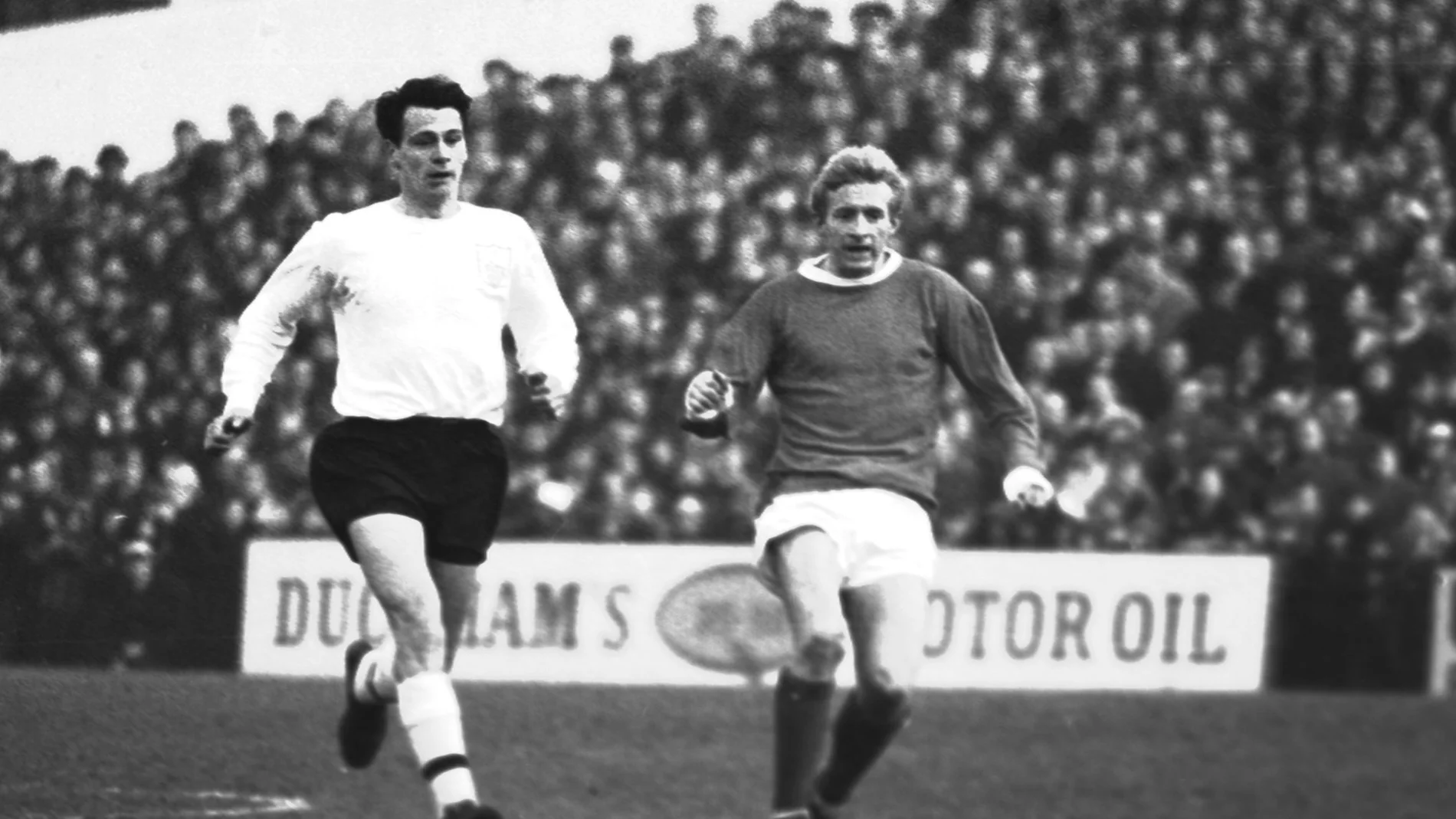 Denis Law, junto a Bobby Robson en un Fulham-Manchester United