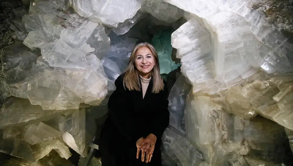 Patricia del Pozo visita la Geoda de Pulpí (Almería)