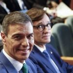  El presidente del Gobierno, Pedro Sánchez, junto al presidente de la Generalitat, Salvador Illa (d), a su llegada a las jornadas "World in Progress Barcelona"