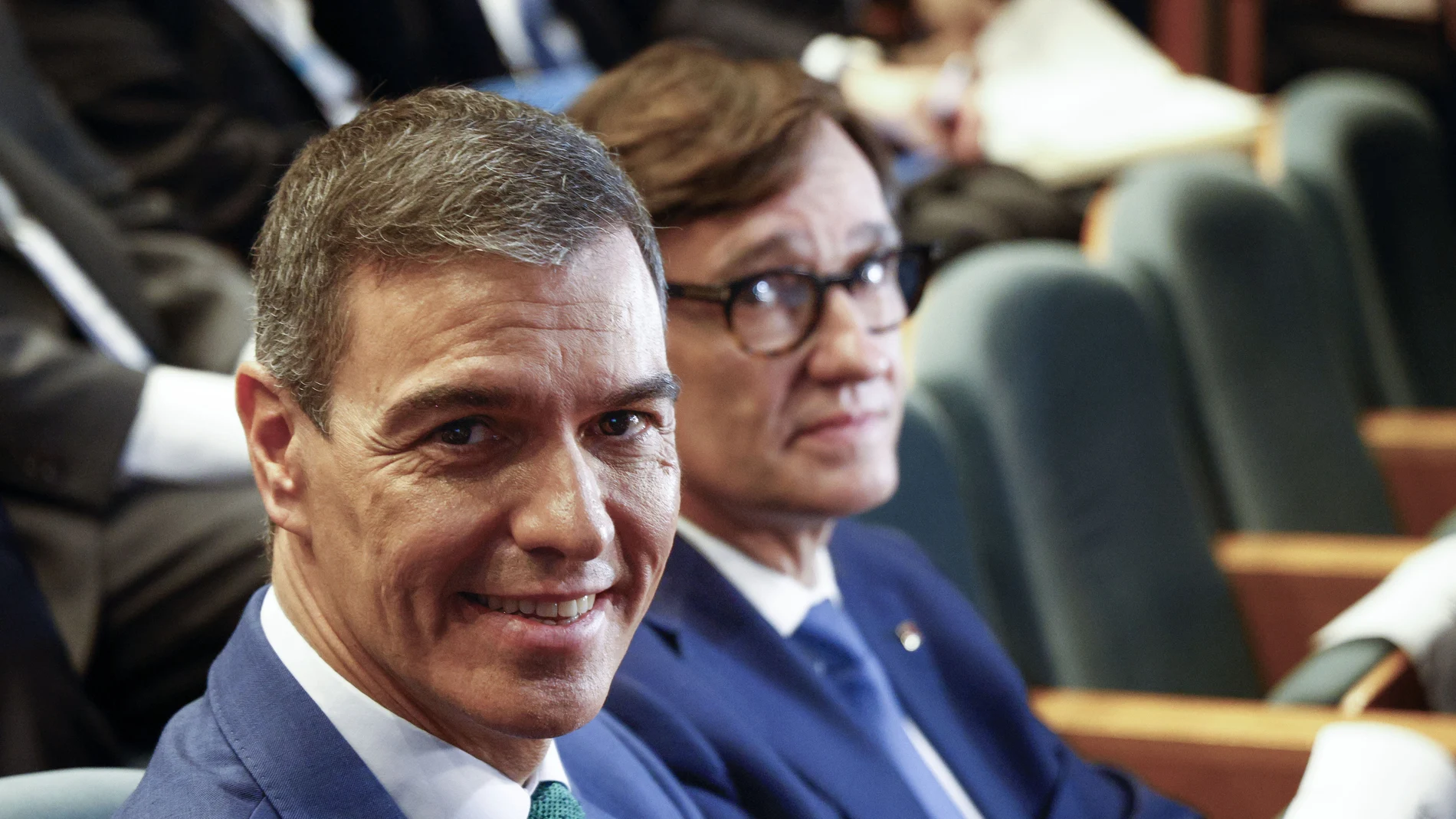 El presidente del Gobierno, Pedro Sánchez, junto al presidente de la Generalitat, Salvador Illa (d), a su llegada a las jornadas "World in Progress Barcelona"