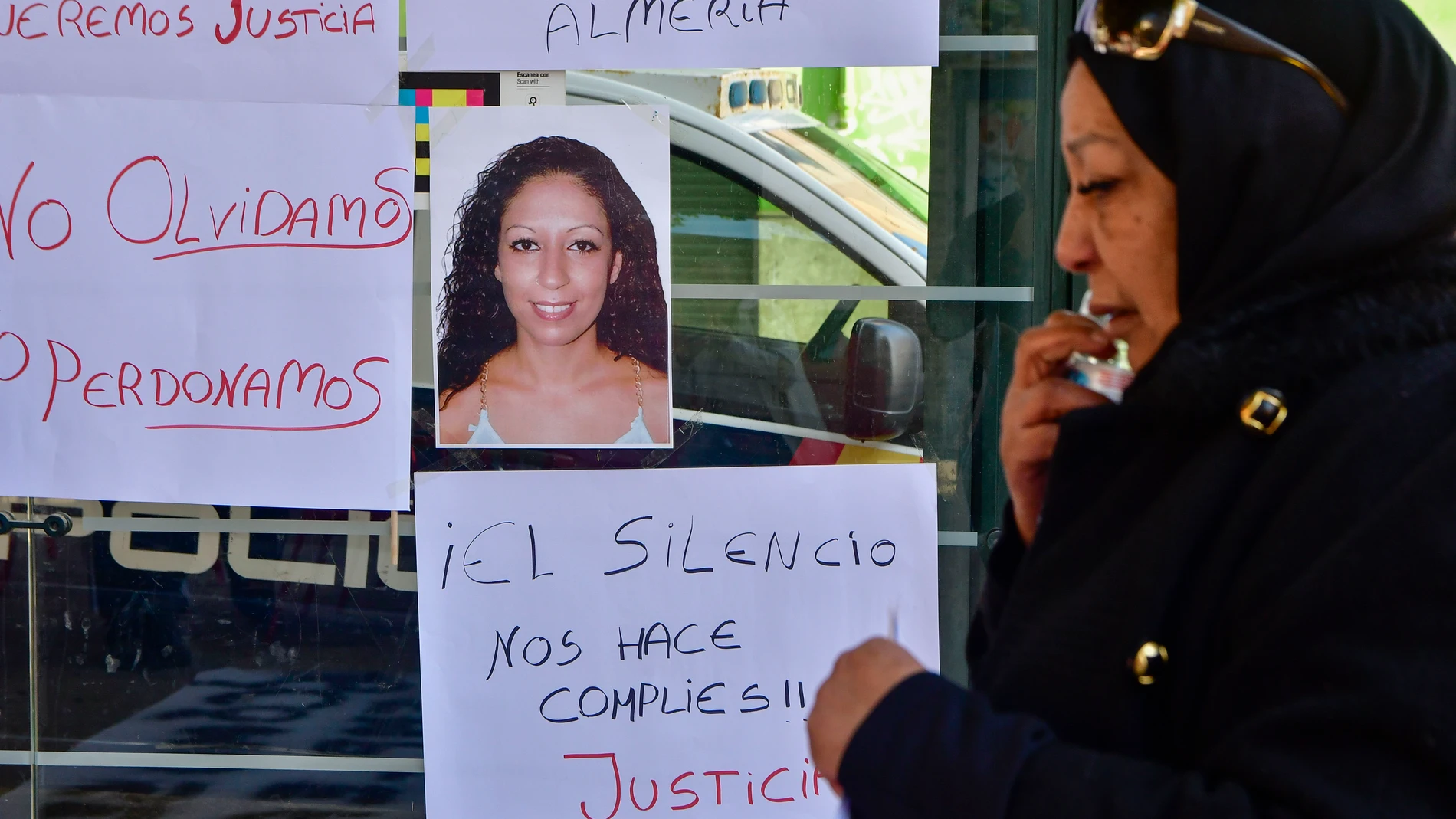 La Plaza de la Misericordia del barrio almeriense de Los Molinos se ha convertido en el lugar escogido por la familia de Mariam Fajouni para clamar justicia tras el asesinato