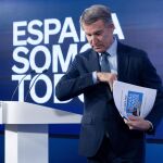 Feijóo culpa al Ejecutivo de "colonizar" las empresas privadas tras el cambio de presidencia en Telefónica