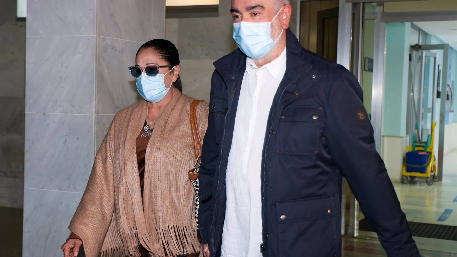 Isabel y Agustín Pantoja abandonan el hospital tras estar al lado de Anabel