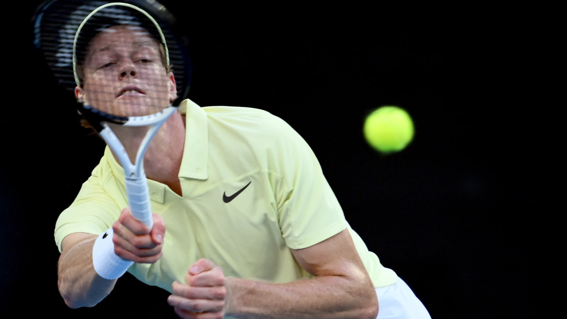 18 January 2025, Australia, Melbourne: Italian tennis player Jannik Sinner in action against US' Marcos Giron during their men's singles third round match of the Australian Open tennis tournament at Melbourne Park. Photo: Joel Carrett/AAP/dpa 18/01/2025 ONLY FOR USE IN SPAIN