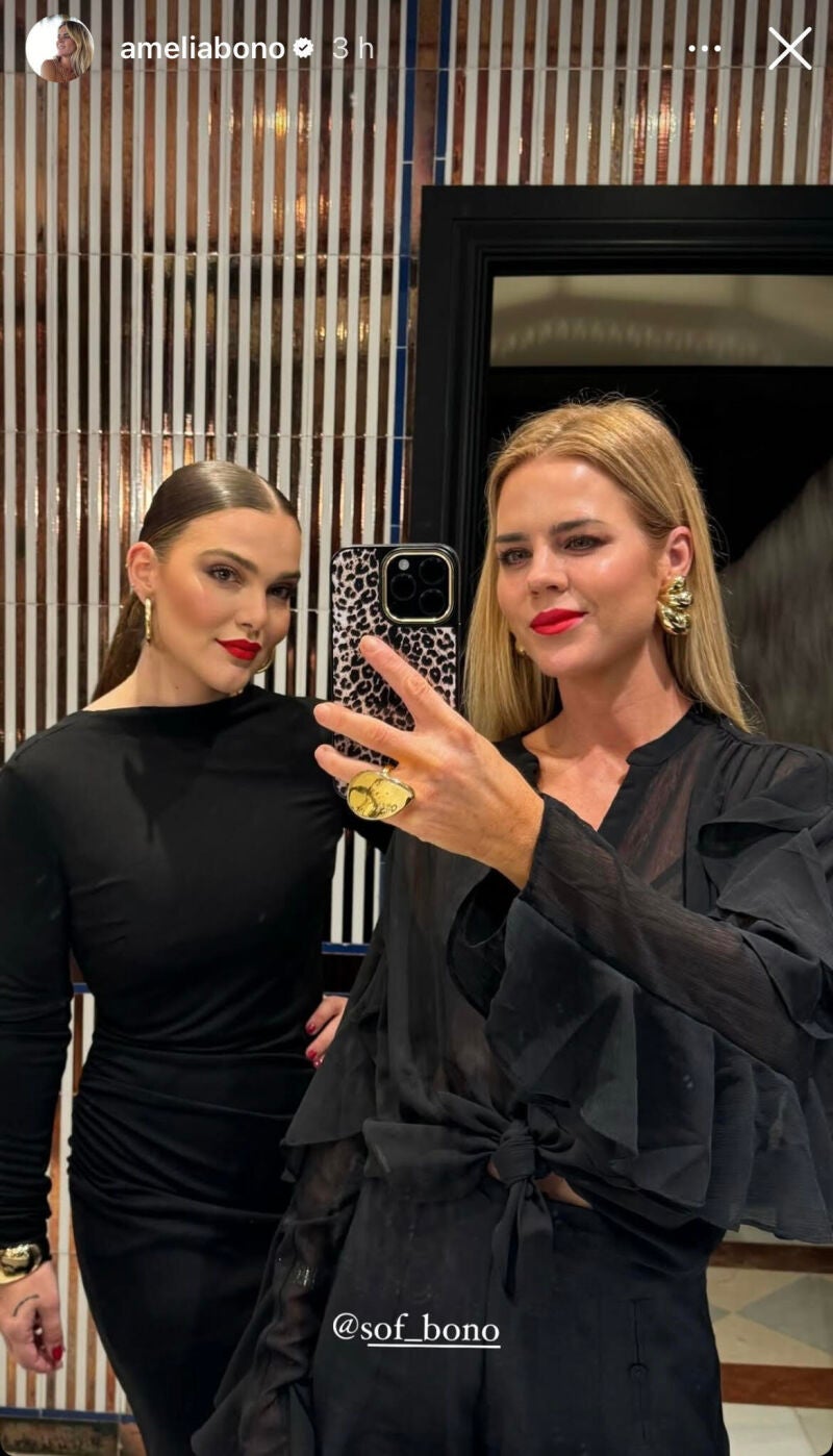 Amelia Bono junto a su hermana Sofía.