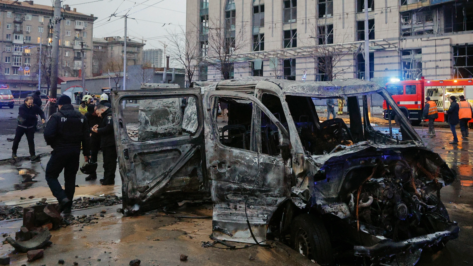 Kyiv (Ukraine), 18/01/2025.- Rescuers and police officers work at the site of a missile strike in Kyiv, Ukraine, 18 January 2025, amid the Russian invasion. At least three people were killed and three others injured as a result of Russian shelling in Kyiv, according to the State Emergency Service of Ukraine (SESU). (Rusia, Ucrania, Kiev) EFE/EPA/SERGEY DOLZHENKO