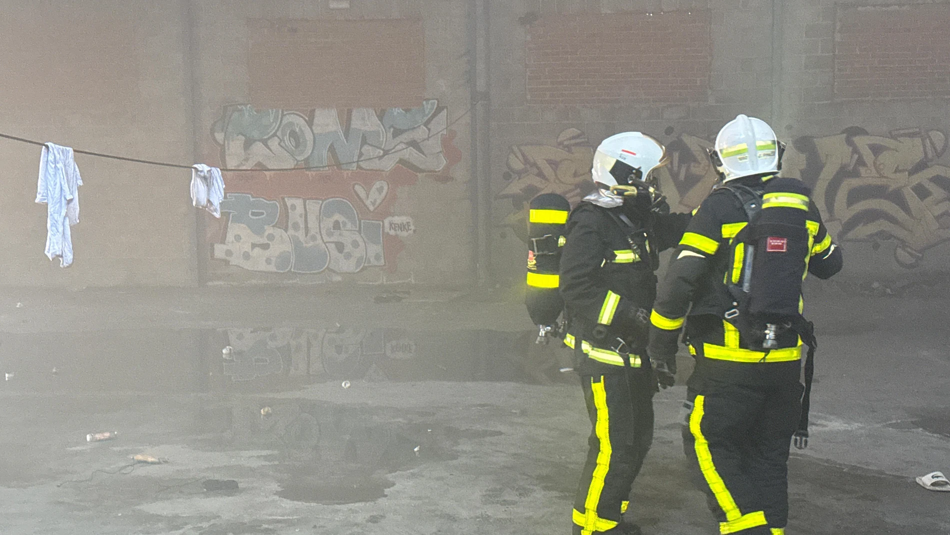 Arde una nave industrial abandonada en Alcalá de Henares en la que vivían tres personas, que han sido rescatadas REMITIDA / HANDOUT por 112-COMUNIDAD DE MADRID Fotografía remitida a medios de comunicación exclusivamente para ilustrar la noticia a la que hace referencia la imagen, y citando la procedencia de la imagen en la firma 18/01/2025