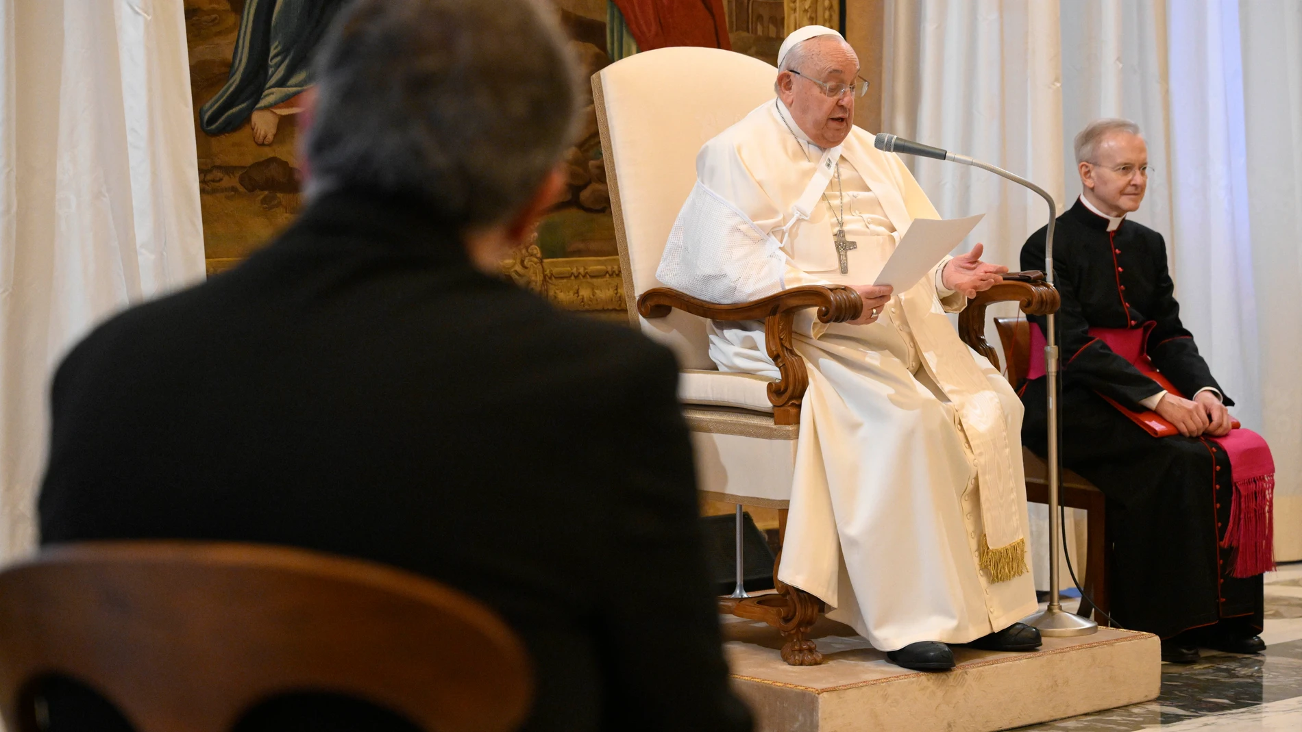 CIUDAD DEL VATICANO, 18/01/2025.- El papa Francisco criticó este sábado a los países que invierten en la industria armamentística y lo tildó de "locura" porque, advirtió, eso "no beneficia a la gente", durante una audiencia con la Fundación Católica de Verona. EFE/Vaticanmedia/Simone Risoluti **SOLO USO EDITORIAL/SOLO DISPONIBLE PARA ILUSTRAR LA NOTICIA QUE ACOMPAÑA (CRÉDITO OBLIGATORIO)***