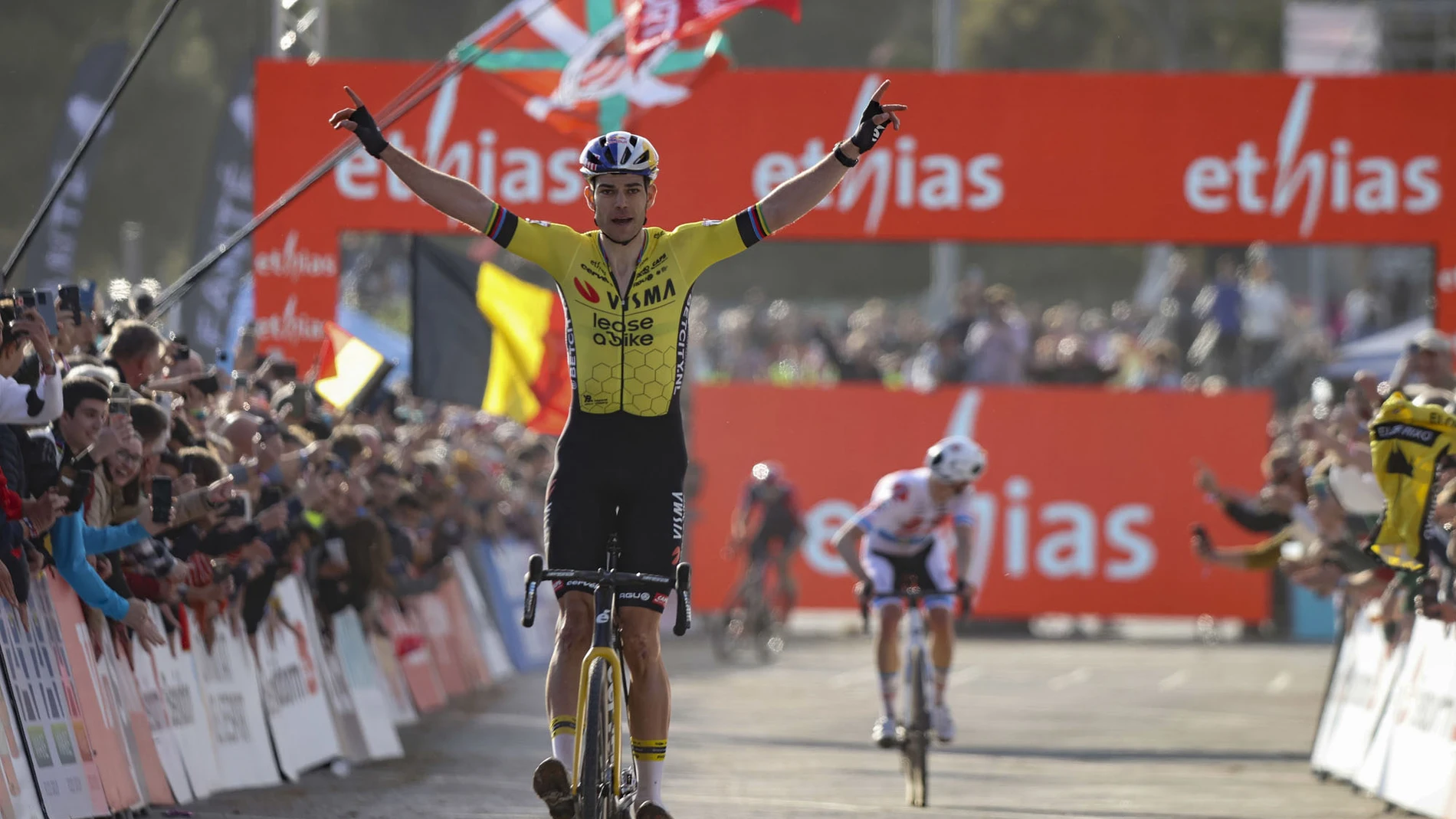 Van Aert entra ganador sin sillín el año pasado en Benidorm