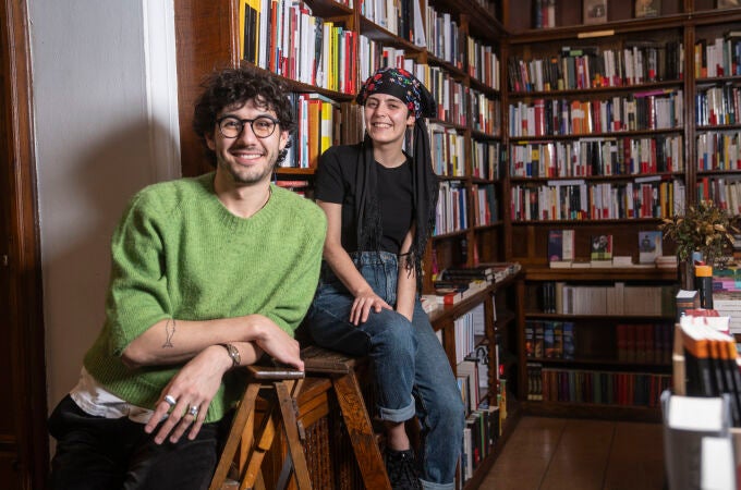 María Treviño y Pablo Cerezo, libreros de Pérgamo, la librería más antigua de Madrid. David Jar