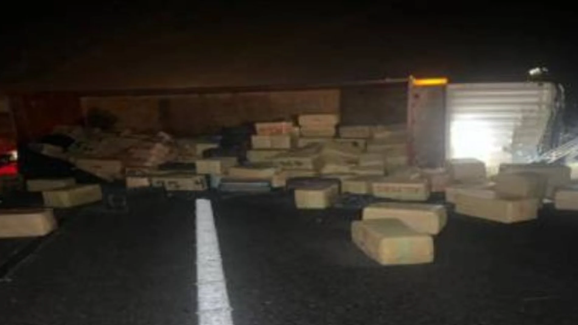 El camión y la droga tras el accidente