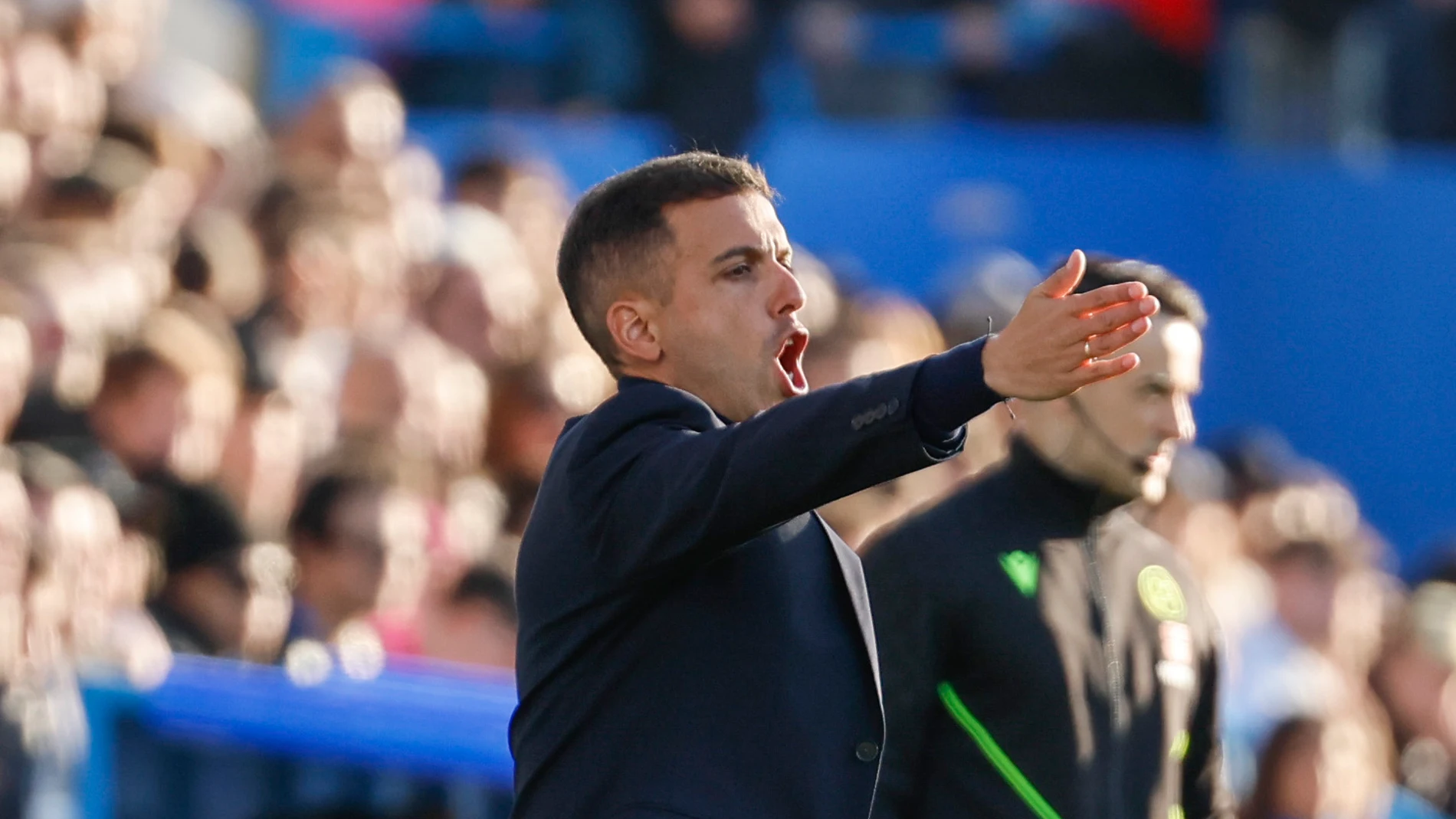 MADRID, 18/01/2025.- El entrenador del Leganés, Borja Jiménez, durante el partido de LaLiga EA Sports entre CD Leganés y Atlético de Madrid, este sábado en el Estadio Municipal Butarque de Madrid. EFE/ Sergio Pérez