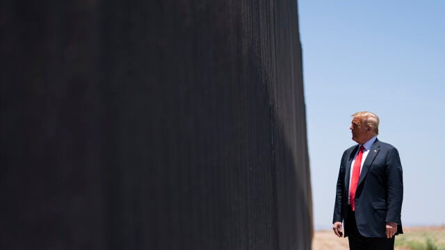Donald Trump visita una sección del muro entre EE UU y México en junio de 2020