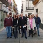 El catedrático de la Universidad de Sevilla Luis Ángel Hierro acude a la sede regional del PSOE-A en Sevilla para retirar su precandidatura
