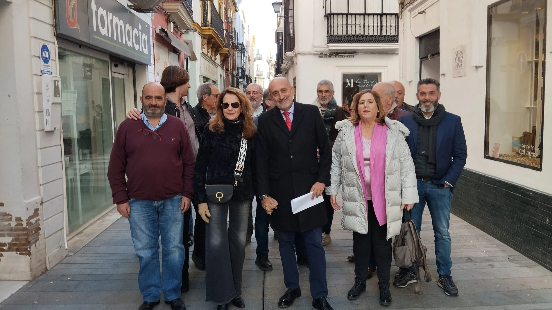 El catedrático de la Universidad de Sevilla Luis Ángel Hierro acude a la sede regional del PSOE-A en Sevilla para retirar su precandidatura