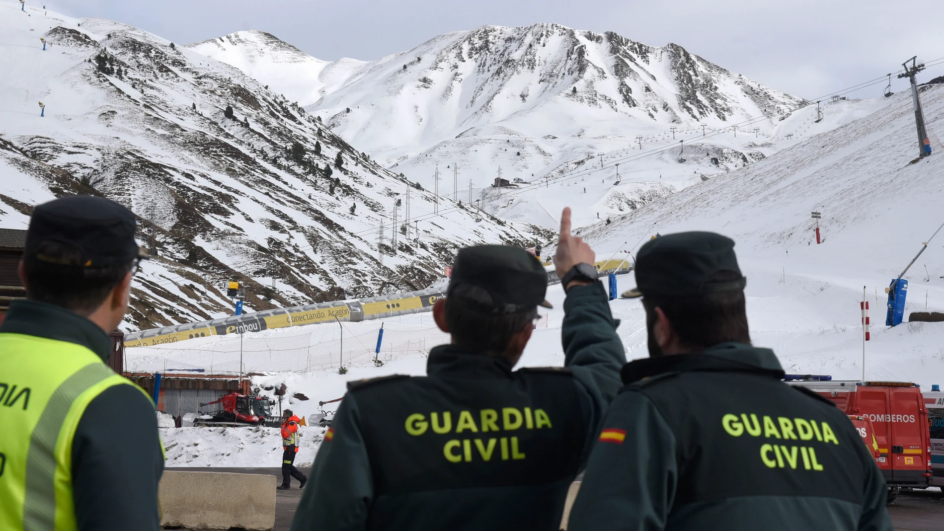 -FOTODELDÍA- ASTÚN (ZARAGOZA), 18/01/2025.- Fotografía de miembros de la Guardia Civil este sábado, en la estación de Astún (Zaragoza), debido a un accidente en un telesilla. La Delegación del Gobierno en Aragón ha dado por controlada la emergencia que ha provocado esta mañana el accidente de un remonte en la estación invernal de Astún, en el Pirineo oscense, y se han evacuado la mayoría de los afectados y heridos, en torno a una cuarentena. Según la última actualización del Gobierno de Aragó...