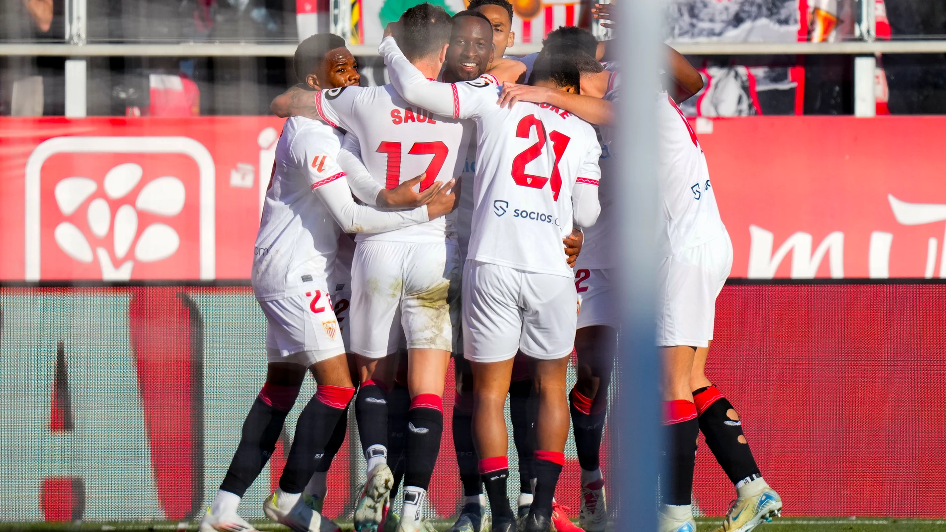 GIRONA, 18/01/2025.- El extremo belga del Sevilla FC Dodi Lukebakio (c) celebra con sus compañeros tras anotar un gol ante el Girona, el segundo del equipo andaluz, durante el partido de LaLiga EA Sports en el Estadio de Montilivi de Girona este sábado. EFE/ Siu Wu