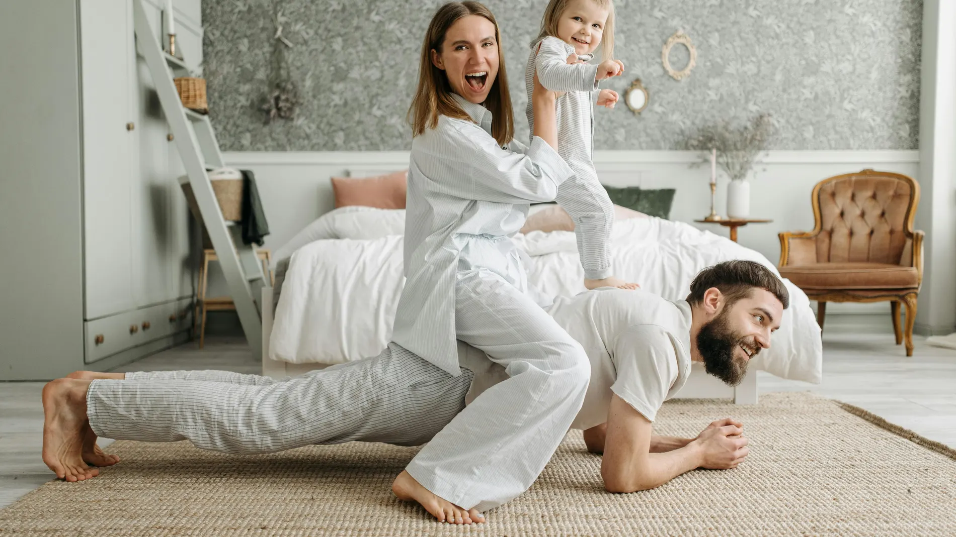 Niños y padres jugando