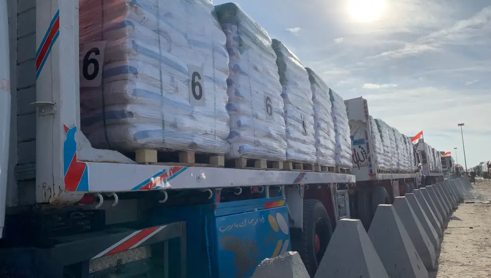 Cientos de camiones de ayuda humanitaria listos para entrar a Gaza tras el alto el fuego