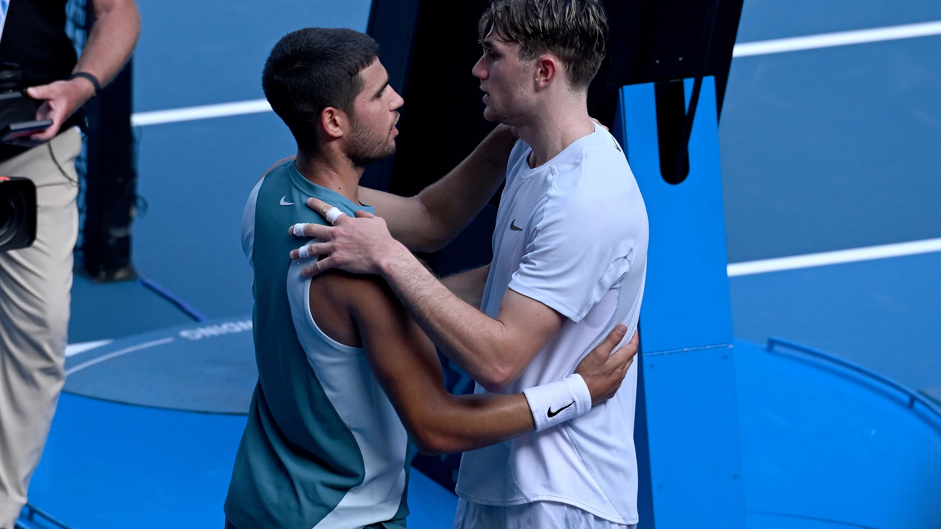 Melbourne (Australia), 19/01/2025.- Jack Draper of Great Britain (R) retires from his round four match against Carlos Alcaraz of Spain (L) at the 2025 Australian Open tennis tournament in Melbourne, Australia, 19 January 2025. (Tenis, Gran Bretaña, España, Reino Unido) EFE/EPA/JAMES ROSS AUSTRALIA AND NEW ZEALAND OUT