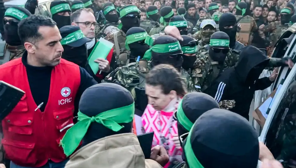Una de las rehenes israelíes saliendo de un vehículo para ser entregada a la Cruz Roja