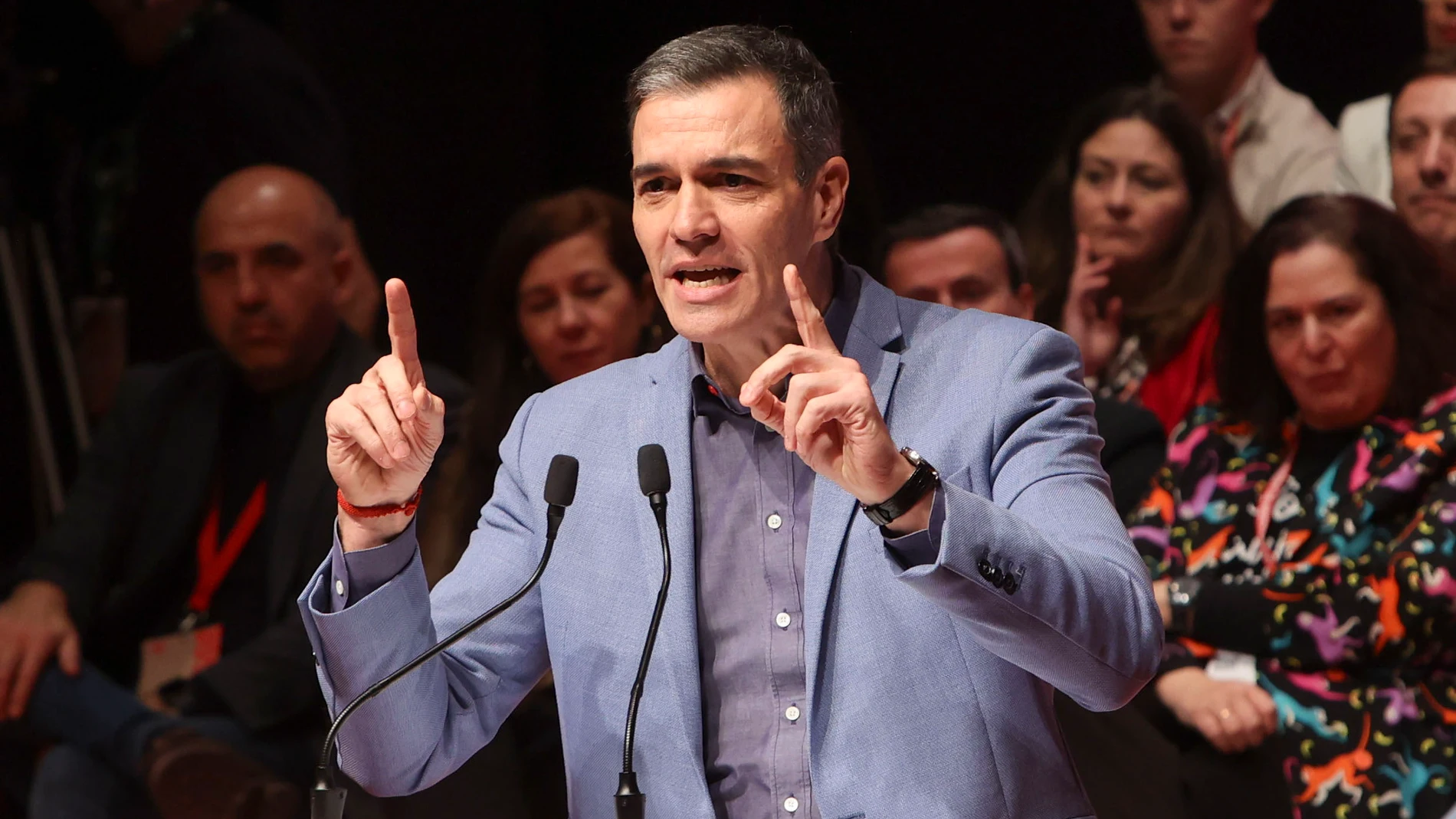 PLASENCIA (CÁCERES), 19/01/2025.- El secretario general del PSOE y presidente del Gobierno, Pedro Sánchez (c), durante su intervención en la clausura el XV Congreso del PSOE de Extremadura, que refrenda a su líder regional, Miguel Ángel Gallardo (2º dcha). EFE/JERO MORALES