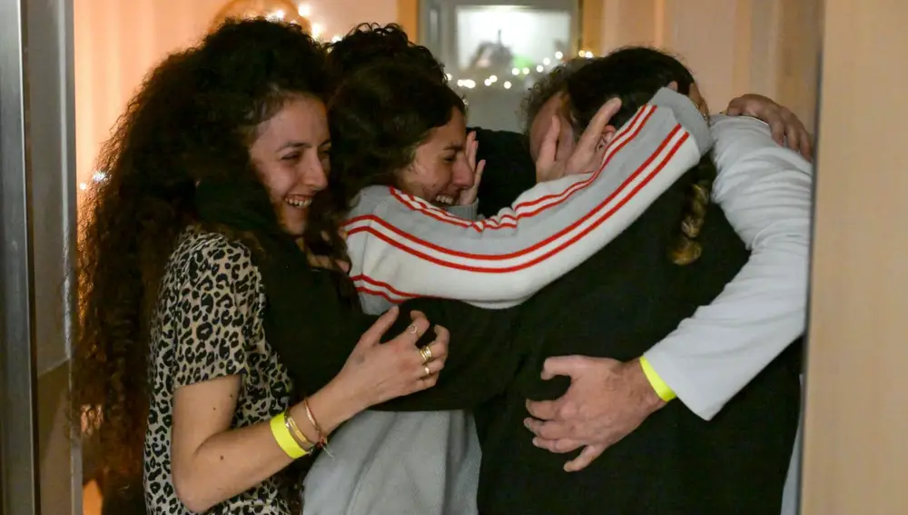 Las tres rehenes liberadas ya están en Israel y son recibidas por sus madres