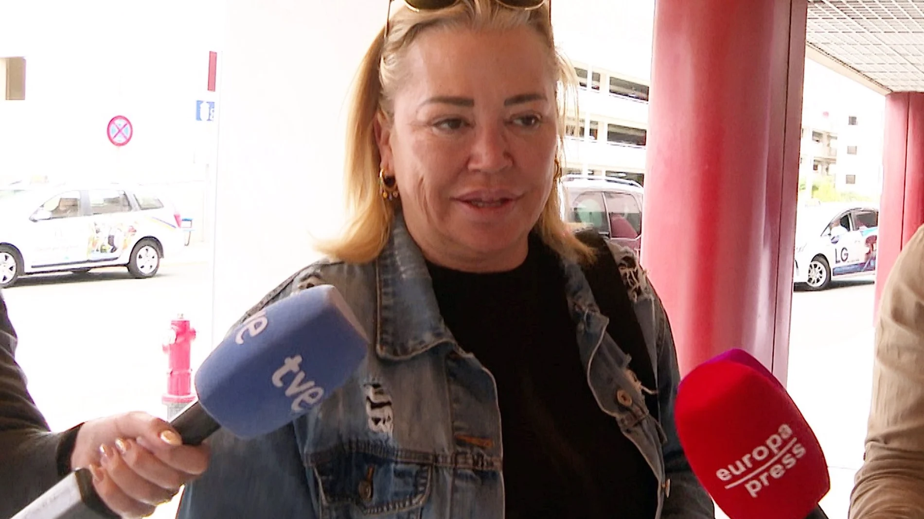 Belén Esteban llega un día más al hospital donde se encuentra ingresada la hija de Anabel Pantoja