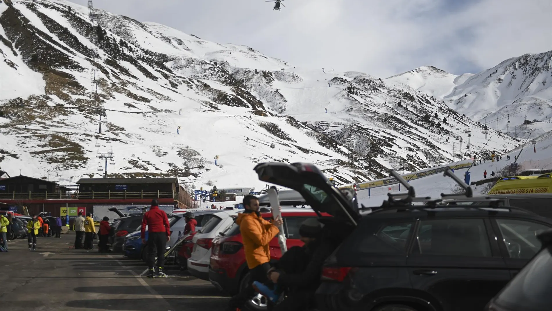 Astún reabre a excepción del telesilla Canal Roya, donde la Guardia Civil investiga las causas del accidente