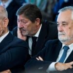 Los expresidentes de la Junta Manuel Chaves (i) y José Antonio Griñán (d), junto al ex director general de Trabajo, Francisco Javier Guerrero (c), escuchan a los fiscales Anticorrupción 