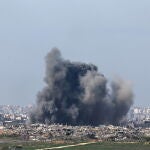 Columnas de humo se elevan sobre la ciudad de Beit Hanoun en Gaza por las bombas israelies