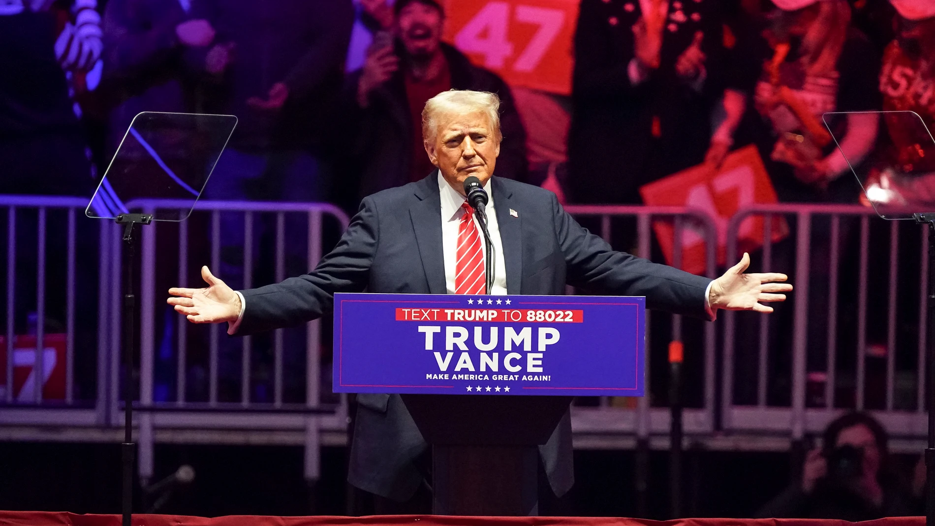 Washington (United States), 19/01/2025.- US President-elect Donald Trump addresses supporters at a rally at Capital One Arena in Washington, DC, USA, 19 January 2025. President-elect Donald Trump, who defeated Joe Biden to become the 47th president of the United States, will be inaugurated on 20 January, though all of the planned outdoor ceremonies and events have been cancelled due to a forecast of extreme cold temperatures. (Estados Unidos) EFE/EPA/WILL OLIVER