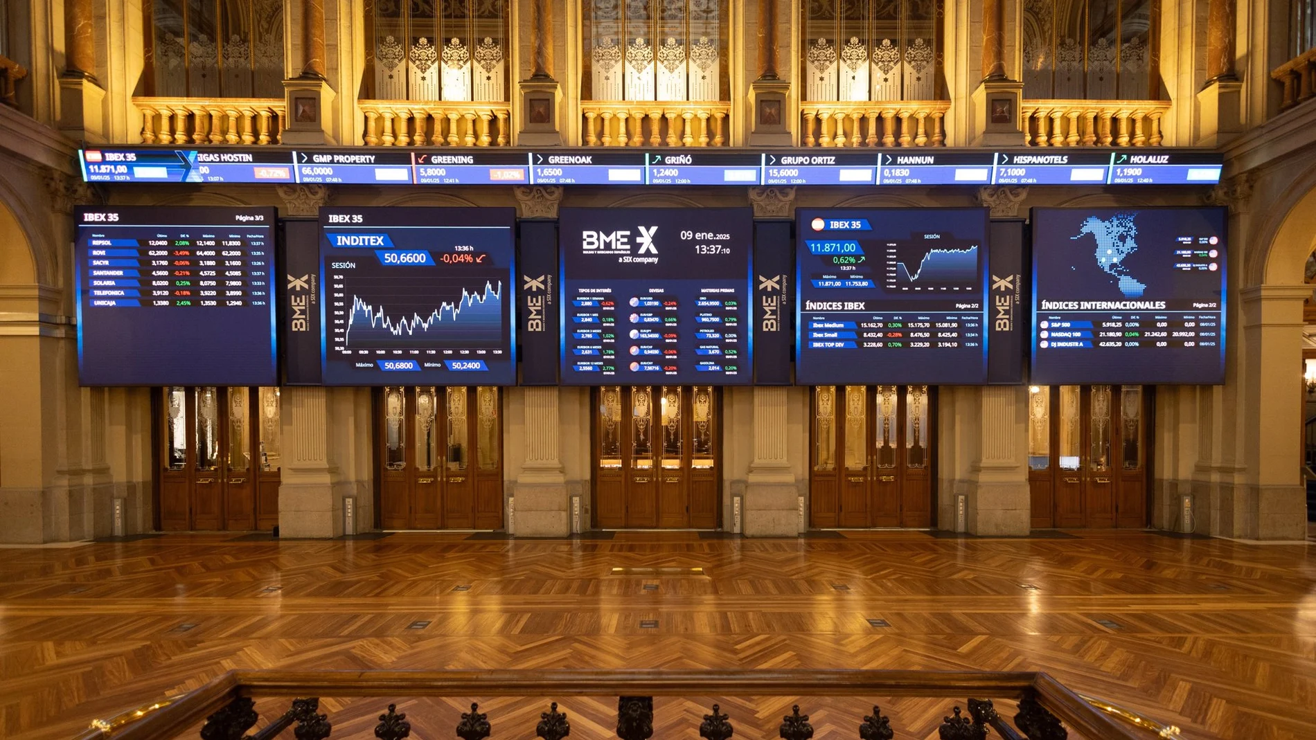 Economía/Bolsa.- El Ibex 35 sube 0,1% en la media sesión, pendiente de la toma de posesión de Trump en EEUU