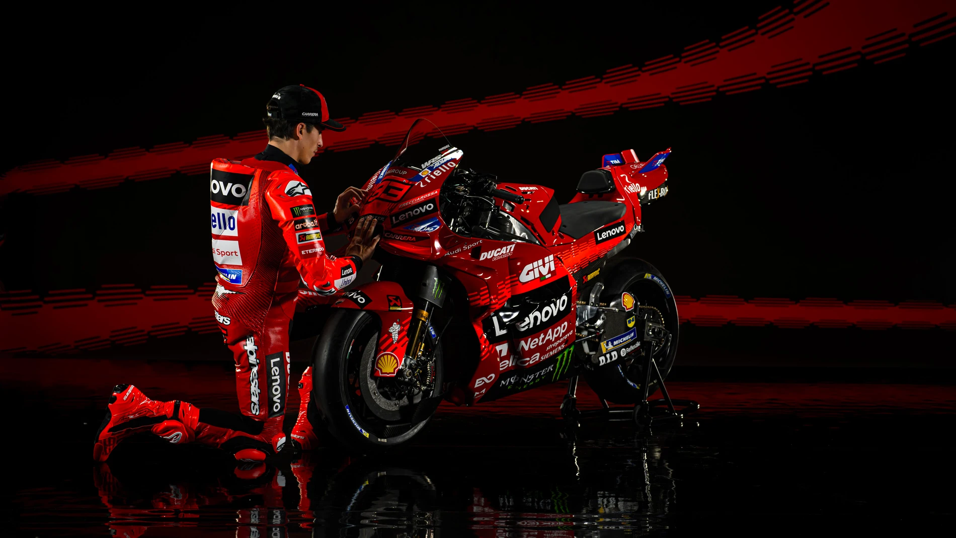 Marc Márquez, junto a su nueva Ducati para 2025