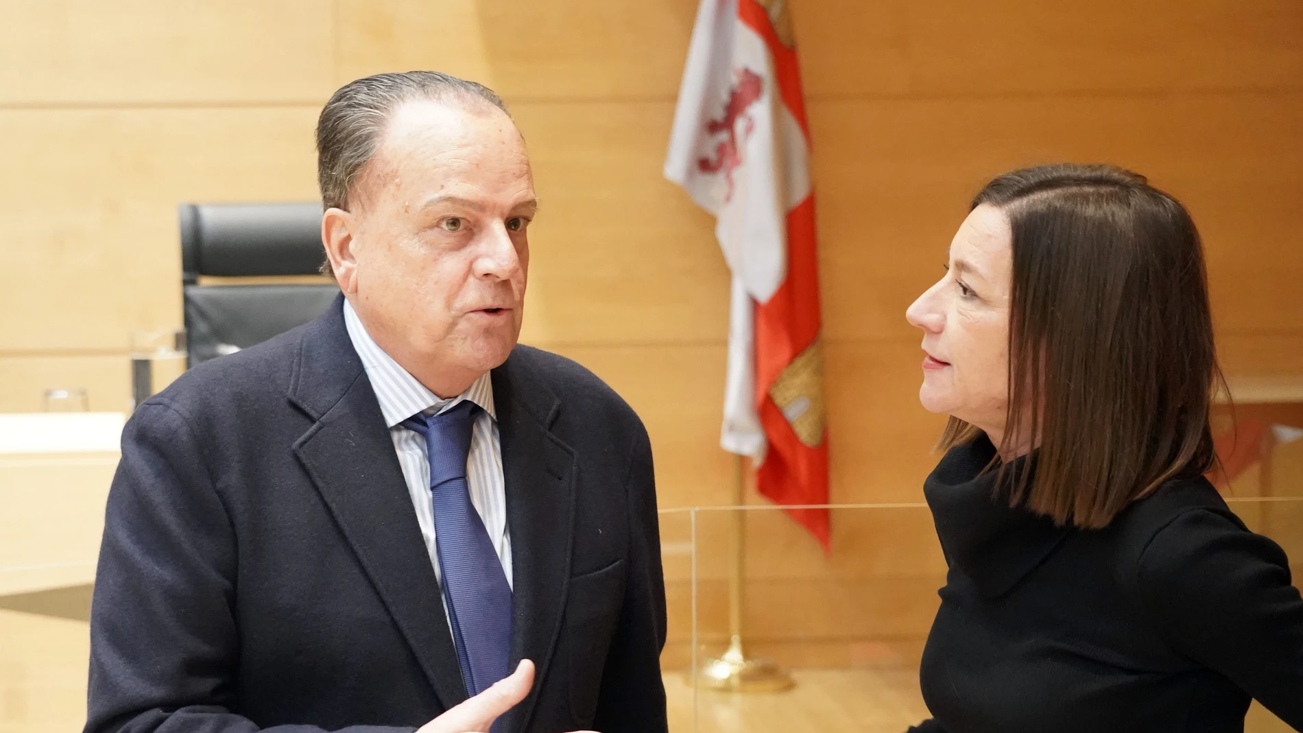 Mario Amilivia conversa con la socialista Laura Pelegrina, tras presentar el informe en las Cortes