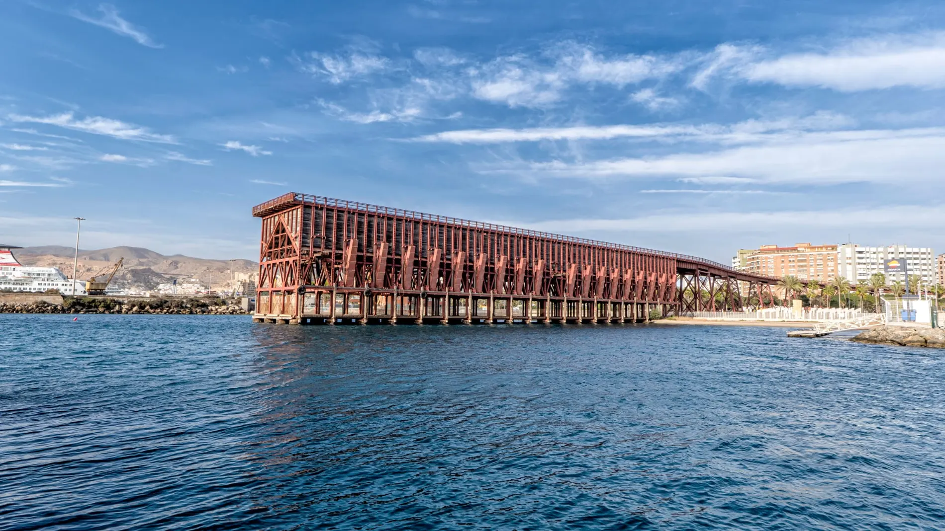El Cable Inglés, obra maestra de la arquitectura del hierro situada en la playa de Las Almadrabillas, es hoy un singular mirador sobre el mar que hace diferente la capital almeriense