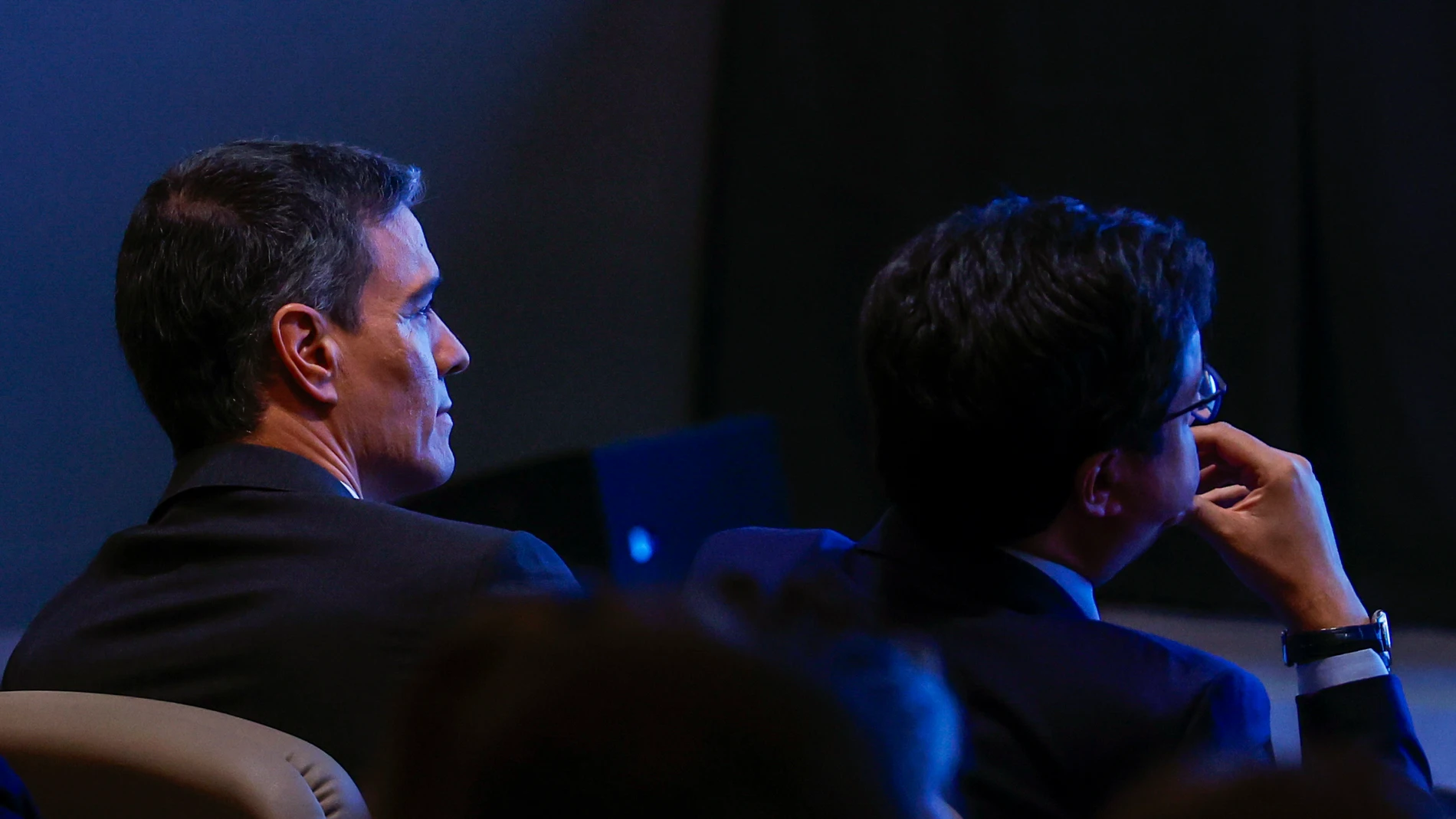MADRID, 20/01/2025.- El presidente del Gobierno, Pedro Sánchez (i) y el ministro para la Transformación Digital y de la Función Pública, Óscar López, durante la jornada 'HispanIA 2040: cómo la inteligencia artificial mejorará nuestro futuro', dedicada a analizar el impacto que tendrá la IA en ámbitos como la tecnología, la economía o la seguridad y su impacto social, este lunes en Madrid. EFE/ Javier Lizon