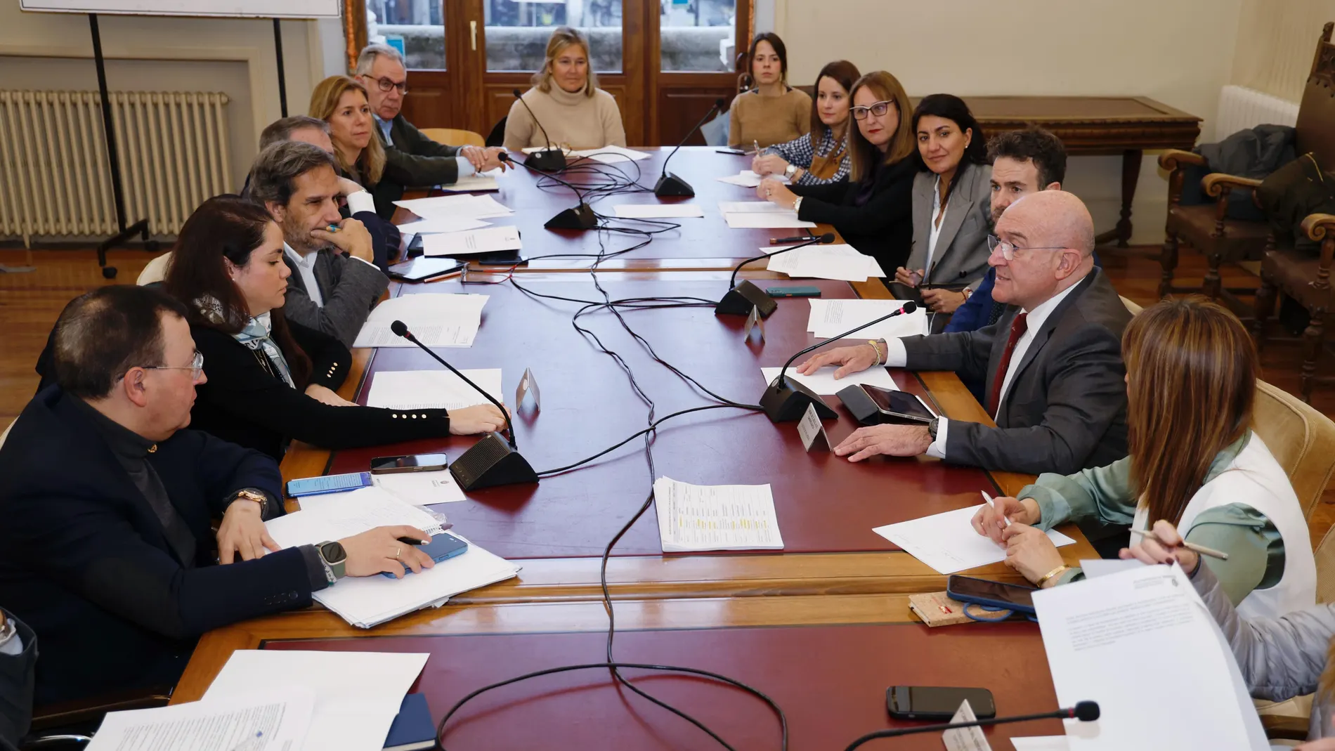 El alcalde de Valladolid, Jesús Julio Carnero, preside la reunión de la constitución del "Ágora del Emprendimiento"