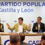 Mañueco saluda a los suyos tras clausurar la Junta Directiva Autonómica del PP en presencia de Francisco Vázquez, Isabel Blanco y Alicia García