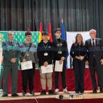 Rocío Lucas, Nicanor Sen y el general de brigada jefe de la Guardia Civil en la comunidad, José Antonio Fernández, junto a los alumnos del IES Diego Porcelos de Burgos ganadores del certamen