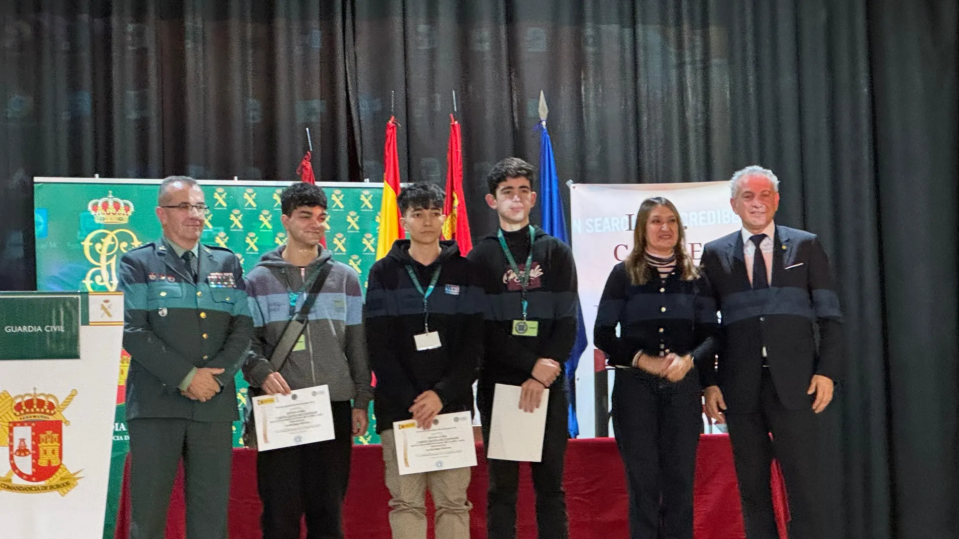 Rocío Lucas, Nicanor Sen y el general de brigada jefe de la Guardia Civil en la comunidad, José Antonio Fernández, junto a los alumnos del IES Diego Porcelos de Burgos ganadores del certamen