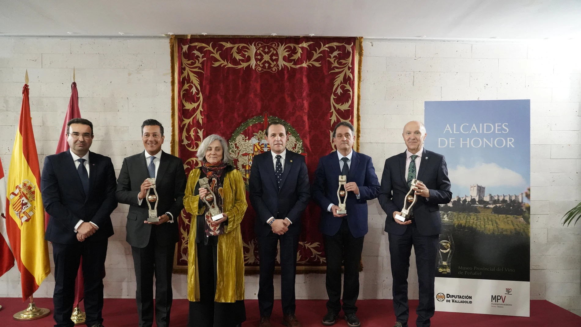 El presidente de la Dipuación de Valladolid, Conrado Íscar; y el alcalde de Peñafiel, Roberto Díez, junto a los nuevos Alcaides de Honor del Museo del Vino