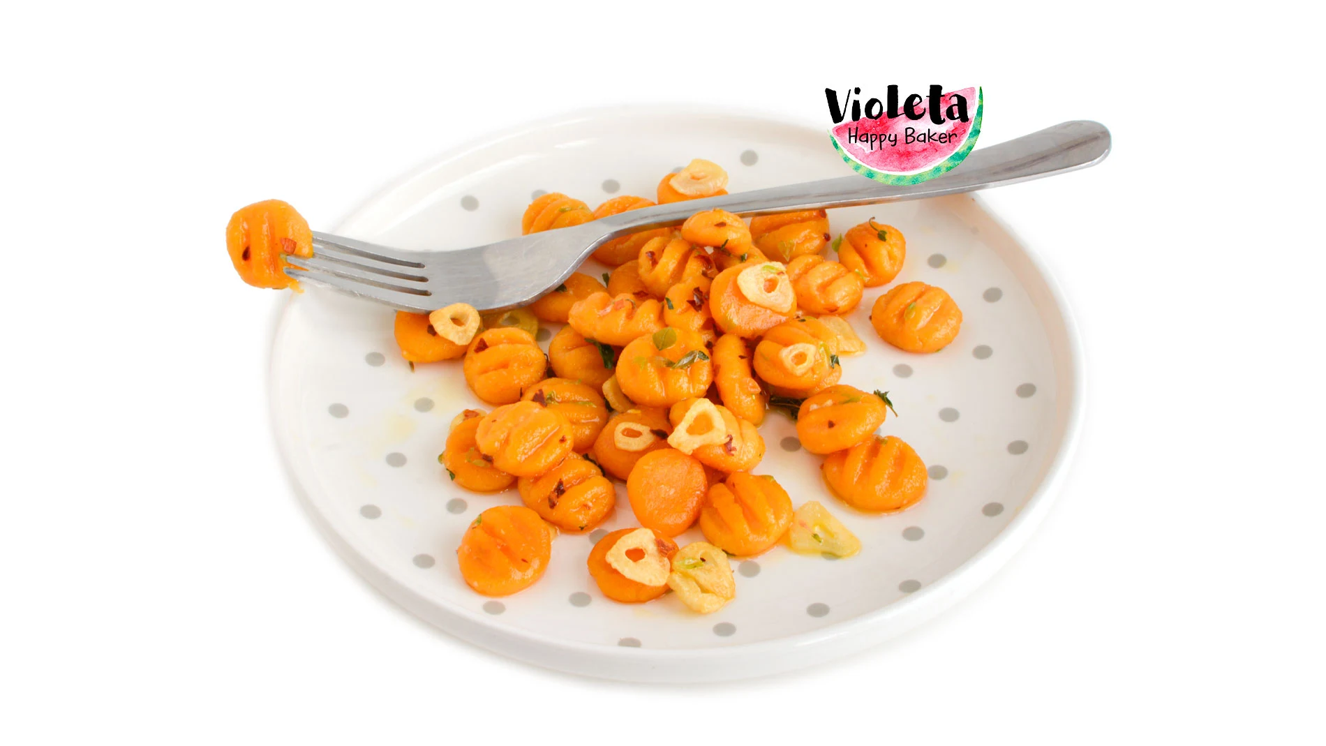 Plato con ñoquis de boniato, especias y un tenedor